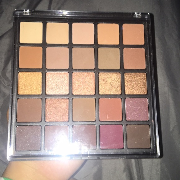 Eyeshadow Pallete - Picture 2 of 4